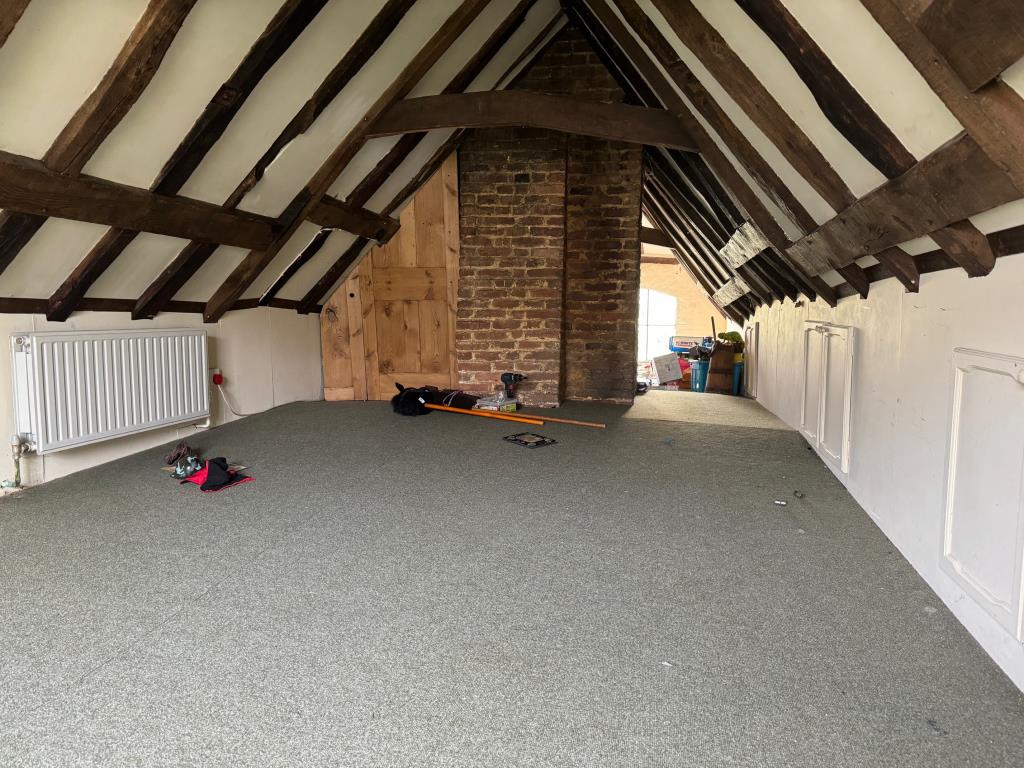 Lot: 107 - PERIOD PROPERTY FOR IMPROVEMENT - Attic room - one of two